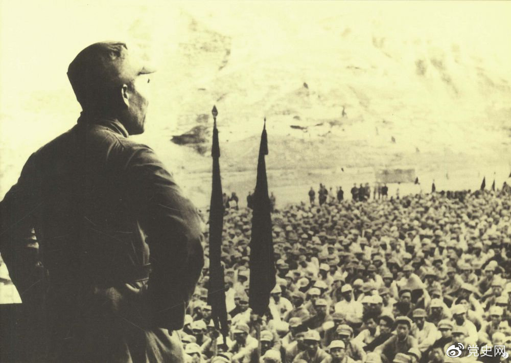 1937年8月后,朱德任中共中央军委副主席、中央军委华北军分会书记、国民革命军第八路军总指挥(后为第十八集团军总司令),指挥八路军开赴华北抗日前线。图为朱德对即将开赴前线的八路军将士讲话。